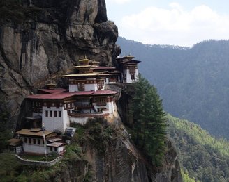 Felsenhäuser in Bhutan
