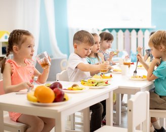 Kindergartenkinder essen gemeinsam ein gesundes Frühstück