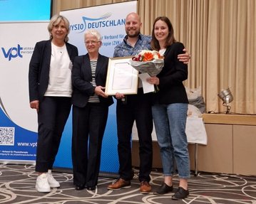 Unsere Therapiewissenschafts-Studierenden Melissa Wolf und Martin Elgeti haben den Masterpreis von Physio Deutschland erhalten.