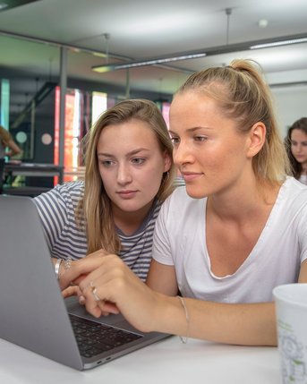 Zwei Studentinnen vor dem Laptop