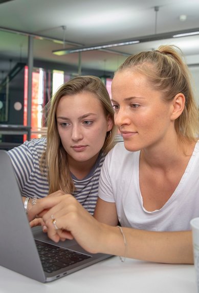 Zwei Studentinnen vor dem Laptop
