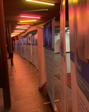 Rollups der Ausstellung stehen aneinander gereiht im Foyer für die Besucher:innen 