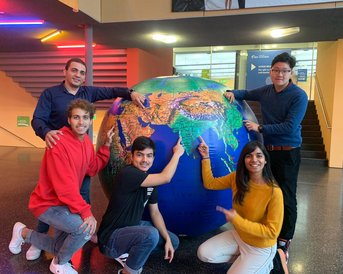 Internationale Studierende mit Globus