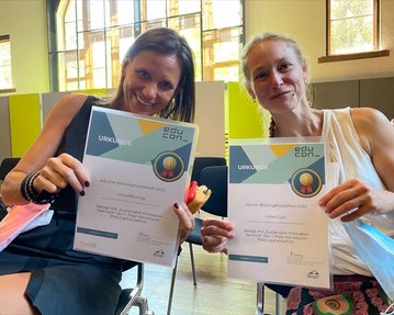 Irina Pfennig und Prof. Dr. Ulrike Gayh gewannen mit ihrem Konzept "Sustainable Innovation Network" den ersten Preis beim educon Hackathon 2022.