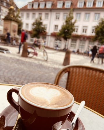 Auch eine Pause muss sein bei der Citytour durch Heidelberg - hier mit einem leckeren Getränk auf dem Marktplatz.