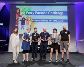 Gruppenbild der Preisverleihung der Ferry Porsche Challenge