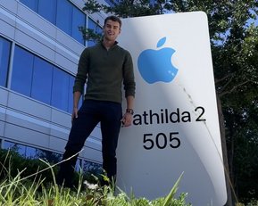 Alumnus Adrian Schröder steht vor dem Firmengelände von Apple in den USA