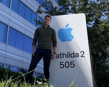 Alumnus Adrian Schröder steht vor dem Firmengelände von Apple in den USA
