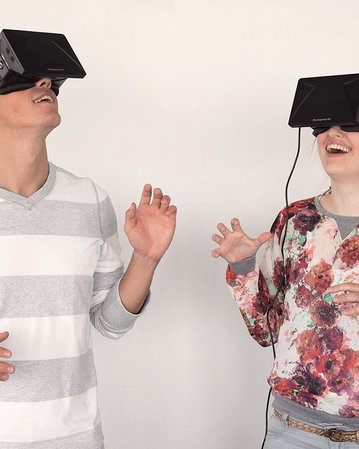 Studenten tragen eine VR-Brille