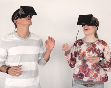 Studenten tragen eine VR-Brille