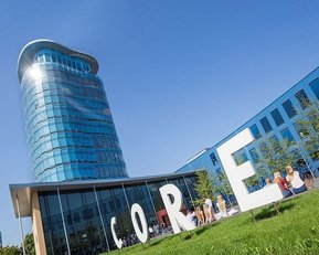 Die Buchstaben CORE vor dem Science Tower der SRH Hochschule Heidelberg stehen für Competence Oriented Research and Education, das deutschlandweit einzigartige Studienmodell.. 