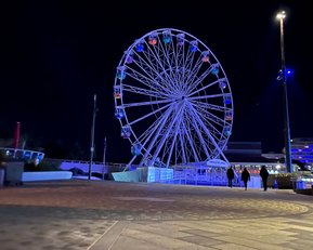Das Riesenrad in Bournemouth leuchtet in der Nacht.