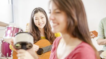 Zwei Studentinnen machen Musik
