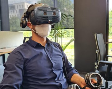 Mann mit VR-Brille spielt ein Computer-Spiel