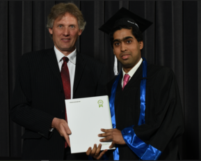 Khalid Asfandyar mit Studiengangsleiter bei der Graduierungsfeier
