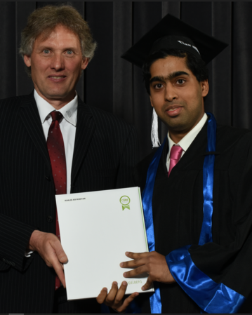 Khalid Asfandyar mit Studiengangsleiter bei der Graduierungsfeier
