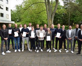 12 Teilnehmende aus verschiedenen Verbänden und Clubs erhielten ihr Zertifikat "Sicherheitsmanagement im Fußball" auf dem Campus der SRH Hochschule Heidelberg.