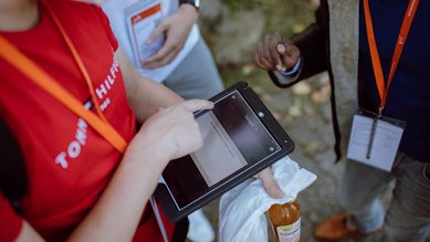 Erstsemester nutzen Tablet während der Campus Rallye