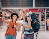 Zwei Studierende am Flughafen mit Gepäck