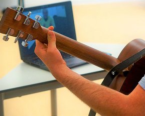 Musiktherapie trifft Digitalisierung: Die SRH Hochschule Heidelberg erprobt digitale Anwendungsmöglichkeiten der Musiktherapie in Alten- und Pflegeeinrichtungen. 
