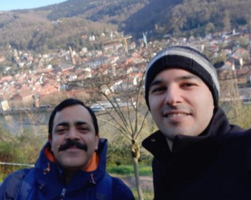 Safak und Vinoo während eines Ausflugs mit Blick auf Heidelberg