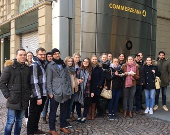 Gruppenfoto der Studenten vor dem Commerzbank Gebäude