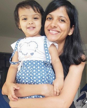 Shivangi Gujarr, Studentin Big Data&Business Analytic, mit ihrer Tochter.