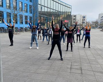 Etwa 20 Studierende und Mitarbeitende der Hochschule tanzen beim Flashmob zum One Billion Rising Day mit.