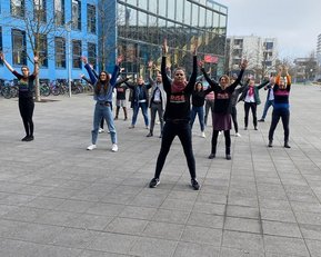 Etwa 20 Studierende und Mitarbeitende der Hochschule tanzen beim Flashmob zum One Billion Rising Day mit.