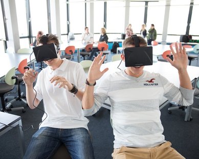 Studenten während einer VR-Session mit VR-Brillen