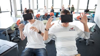 Studenten während einer VR-Session mit VR-Brillen
