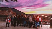 Gruppenfoto ICC Club während eines Sonnenuntergangs am Heidelberger Schloss