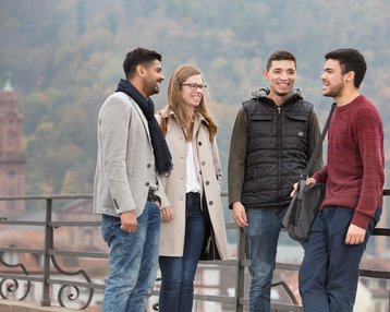 Internationale Studierende auf der alten Brücke in Heidelberg