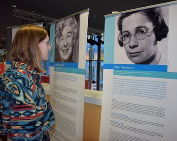 Die Psychologie-Studentin Madeleine Krehahn betrachtet die Ausstellung "jüdische Juristinnen und Juristinnen jüdischer Herkunft".