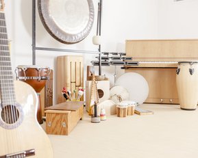 Verschiedene Musikinstrumente liegen auf dem Boden