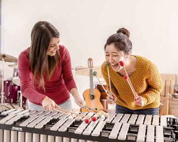 Master-Studentinnen beim Xylophon spielen