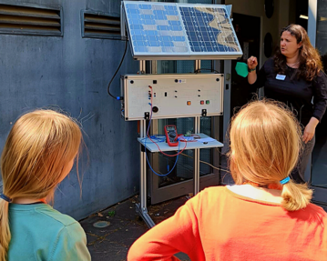 Prof. Denise Reichel erklärt den Mädchen die Solarenergie