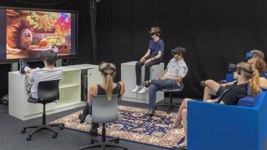 Studenten spielen im VR/AR-Lab mit VR-Brillen