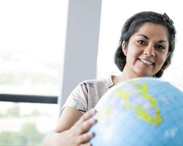 Studentin mit Globus
