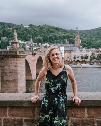 Ines Teipel vor der Alten Brücke in Heidelberg
