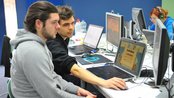 Studenten arbeiten im VR/AR Lab an Ihren Laptops