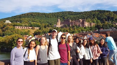 Gruppenfoto Studierende auf der alten Brücke in Heidelberg
