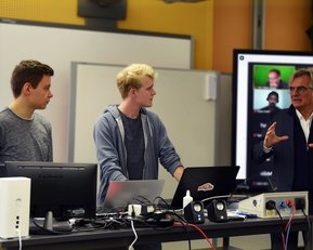 Die ACS-Studenten Emil und Julian präsentierten Herrn Prof. Moeckel, rechts im Bild, ihr Spieletemplate.