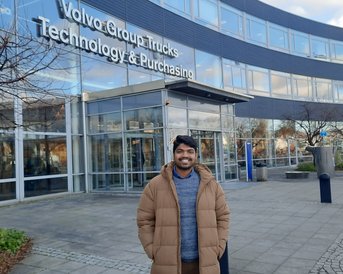 Student Prajal Kunder steht vor der Volvo Group in Gothenburg, Schweden und lächelt 