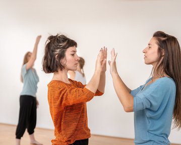 Studierende der Tanz- und Bewegungstherapie in Aktion
