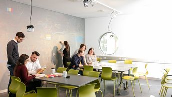 Studierende lernen gemeinsam in einem Lernraum