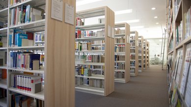 Bücherregale der Bibliothek der SRH Hochschule Heidelberg