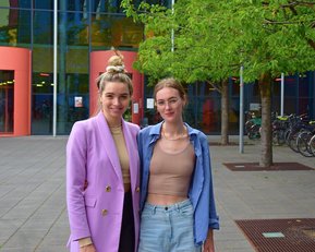 Die beiden Psychologie-Studentinnen Sina und Madeleine engagieren sich für geflüchtete Menschen aus der Ukraine.