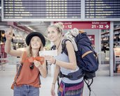 Zwei Studierende am Flughafen mit Gepaeck