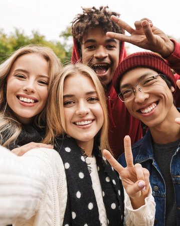 Eine Gruppe von Teenager schießen ein gemeinsames Selfie